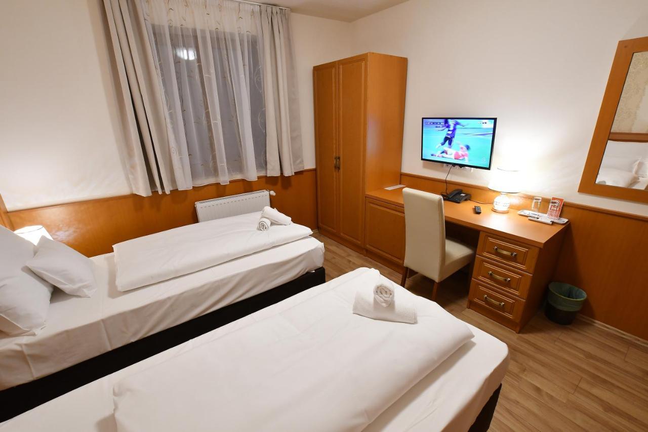 Hotel Barbakan Pécs Exteriör bild