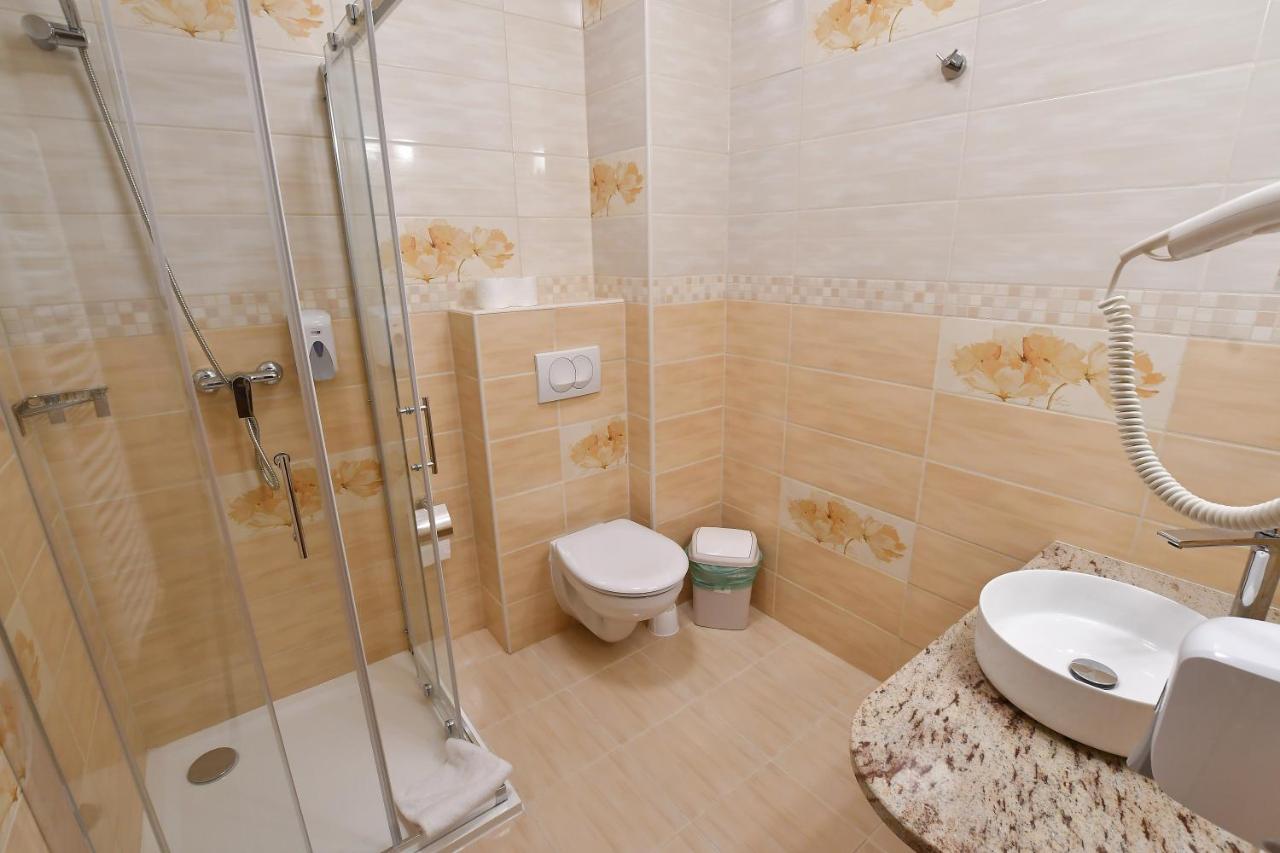 Hotel Barbakan Pécs Exteriör bild