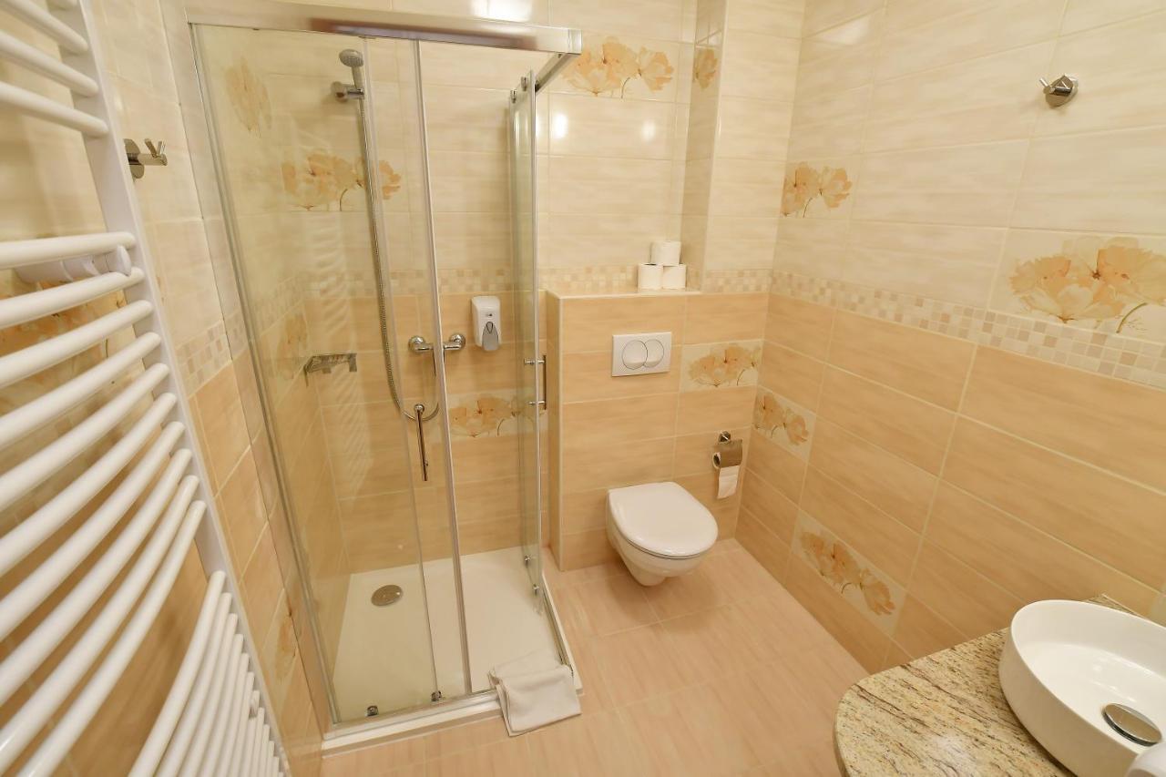 Hotel Barbakan Pécs Exteriör bild