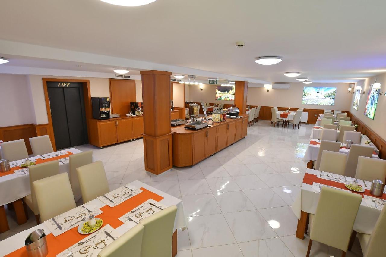 Hotel Barbakan Pécs Exteriör bild