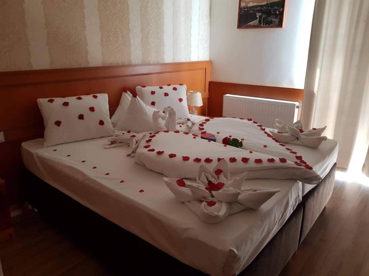 Hotel Barbakan Pécs Exteriör bild