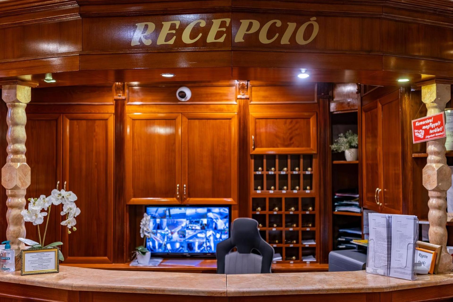 Hotel Barbakan Pécs Exteriör bild