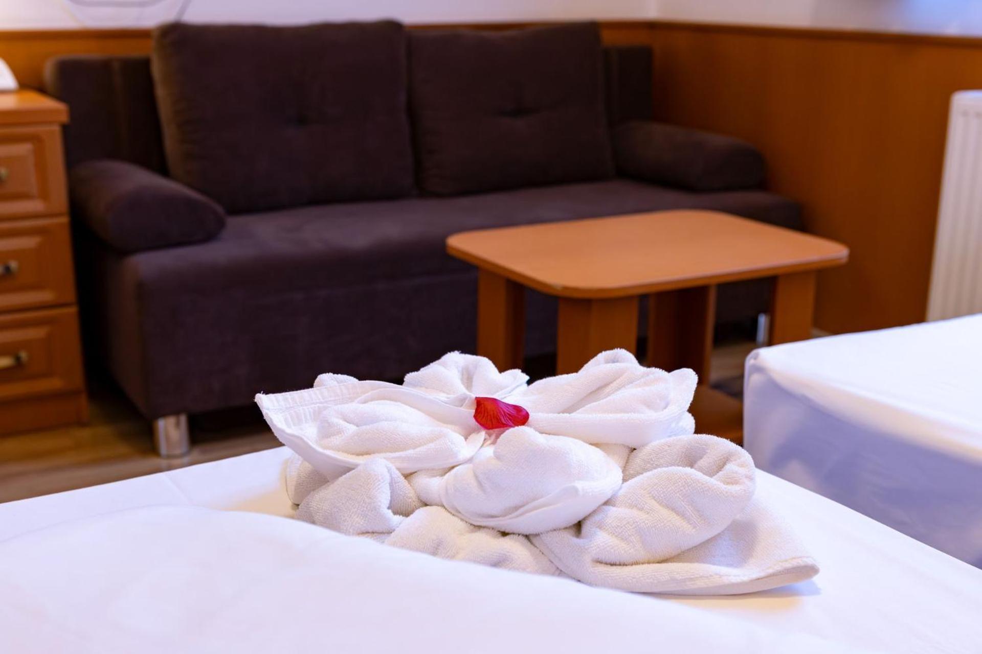 Hotel Barbakan Pécs Exteriör bild
