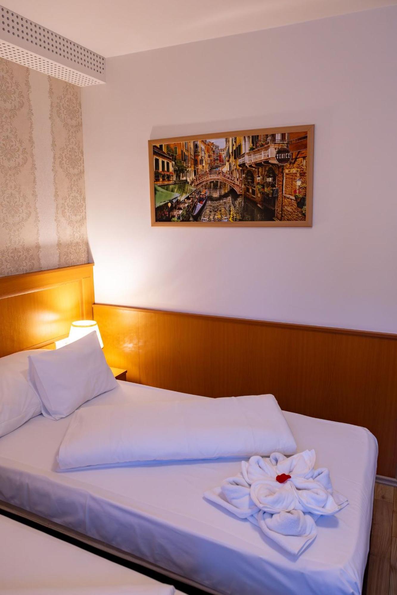 Hotel Barbakan Pécs Exteriör bild