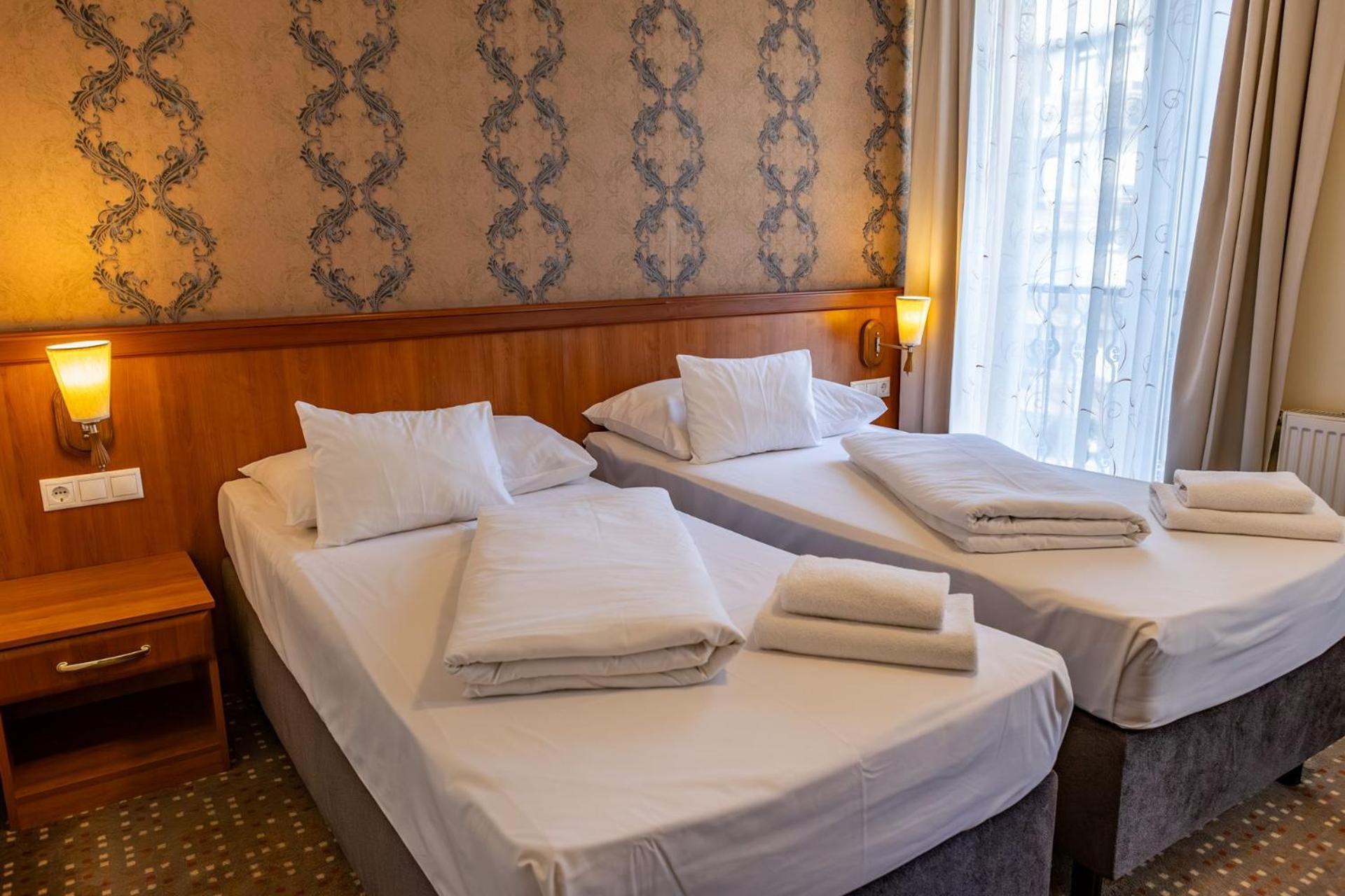 Hotel Barbakan Pécs Exteriör bild